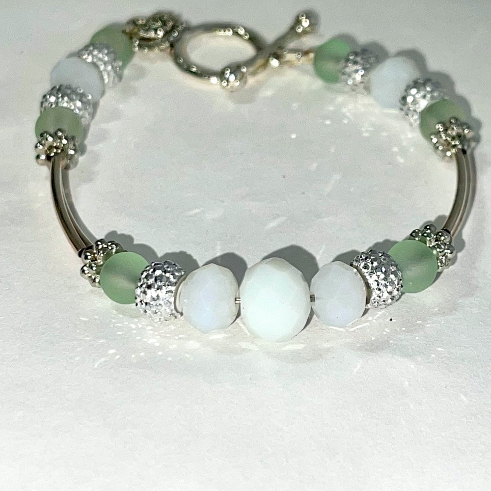 Bracelet white beads with sea glass beads